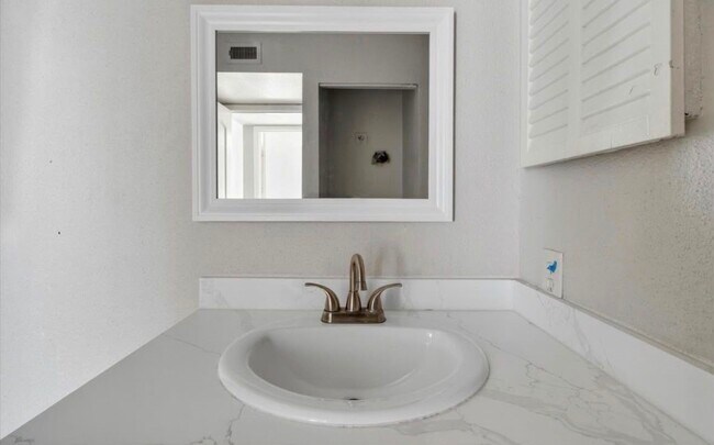 Building Photo - 12500 Sandpiper Dr