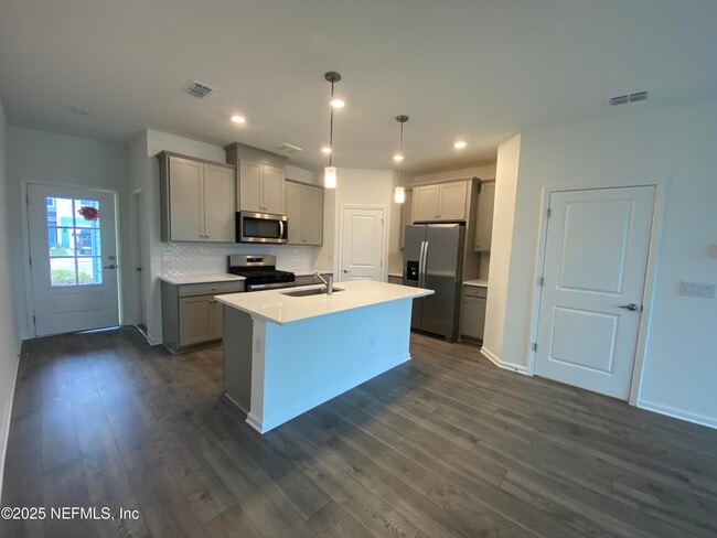 Building Photo - 269 Brandon Lks Dr