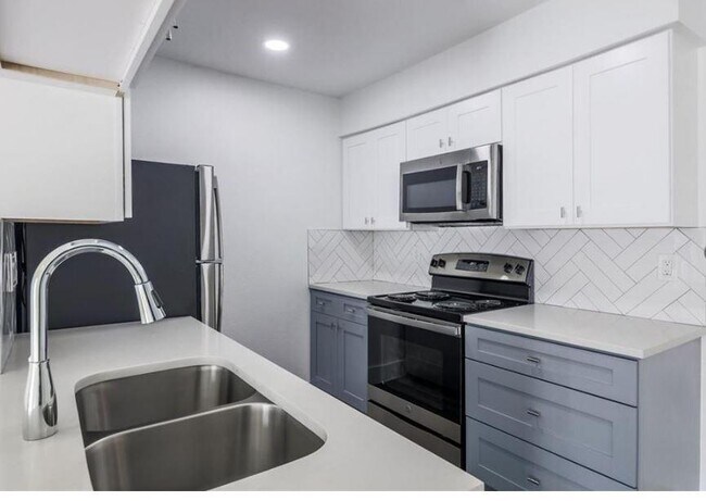 Building Photo - 114 E 31st St