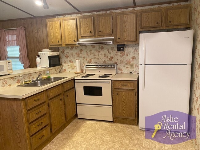 Building Photo - 2 BR/1 BA; Located in Lansing