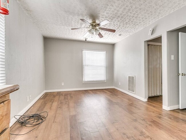 Building Photo - Cute Duplex - Upper Unit!