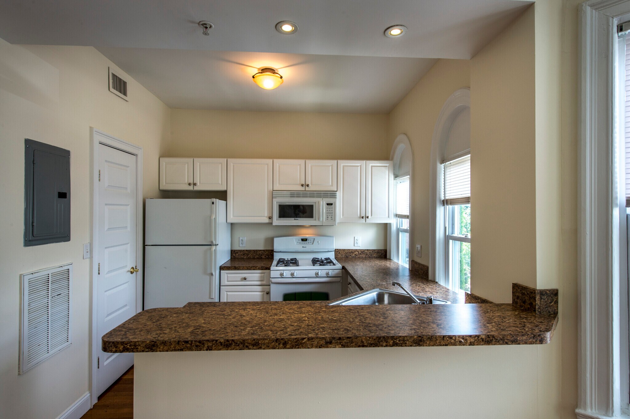 Building Photo - 170 Bolton St