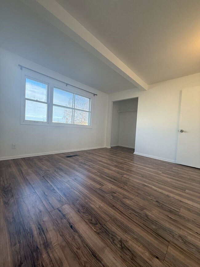 Building Photo - 2-bedroom, 1-bathroom newly renovated