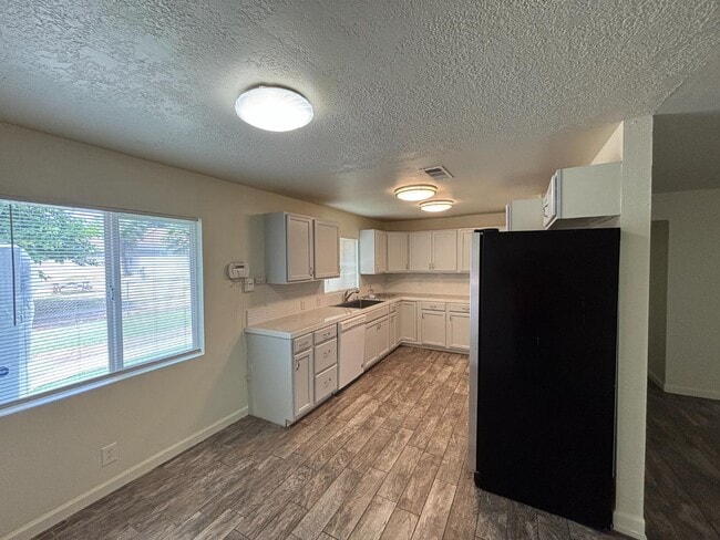 Building Photo - 7421 N Maple Ave