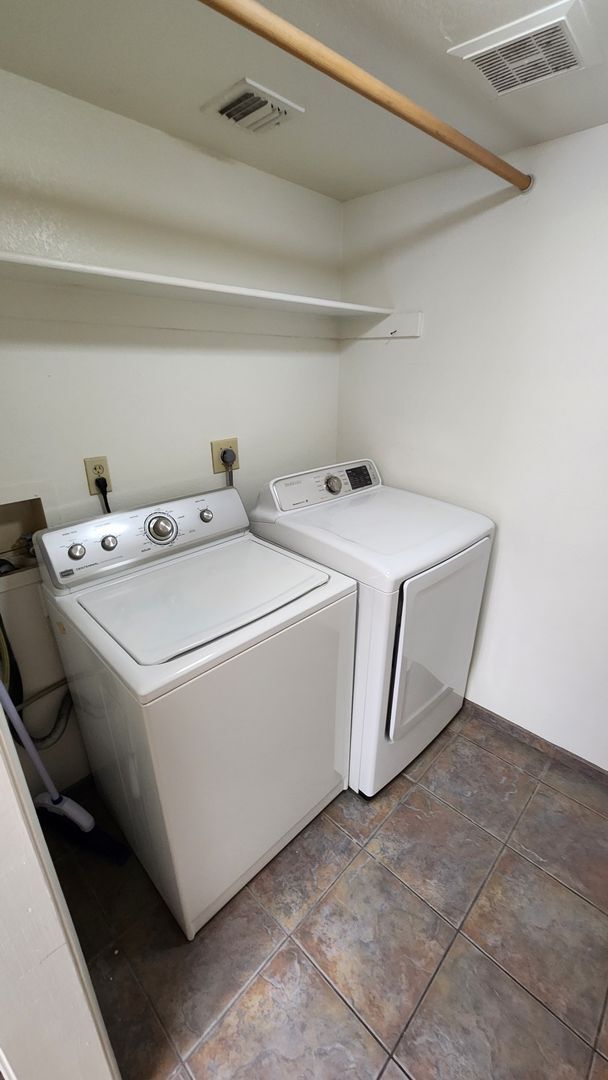 Building Photo - 2 Bedroom Condo Unit in the Amber Hills Co...