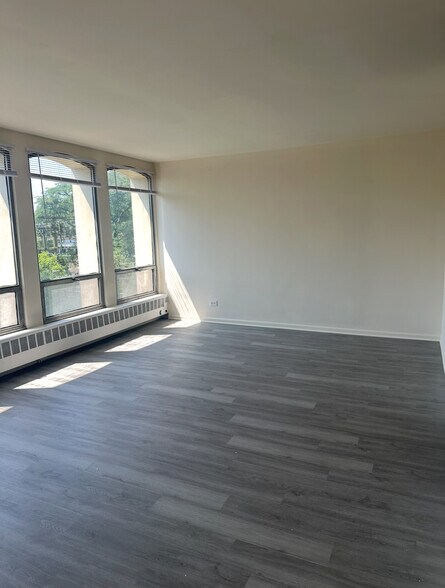 Building Photo - 1400 E 55th Pl