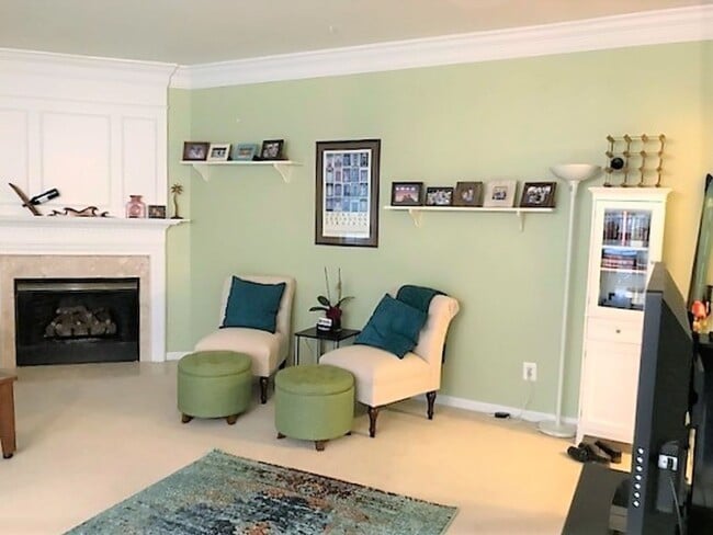 Building Photo - Beautiful Top Floor 2 Level 2 Bed 2.5 Bath Condo In Sought After Kingsgate Community