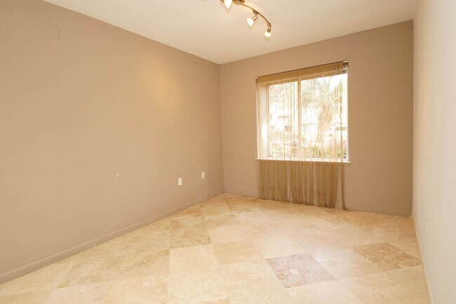 Building Photo - Bluewater Bay Townhome - 6 month lease Only