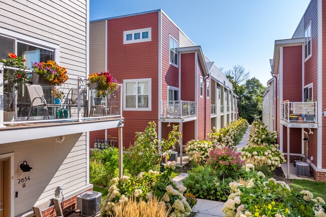 Building Photo - Row House 31