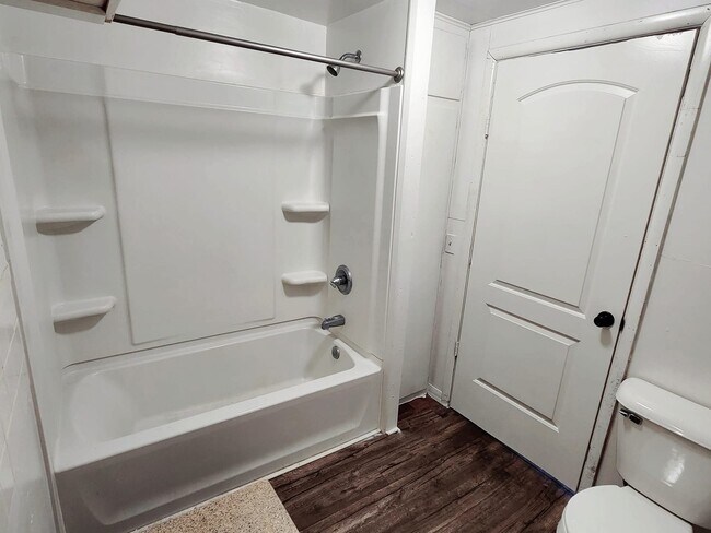 Building Photo - 612 6th St SW