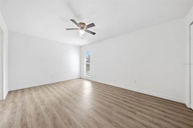 Building Photo - 515 Floral Dr