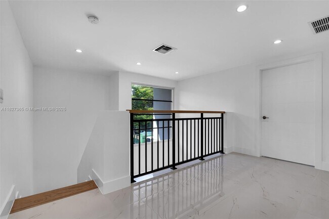 Building Photo - 2510 SW 2nd Ave