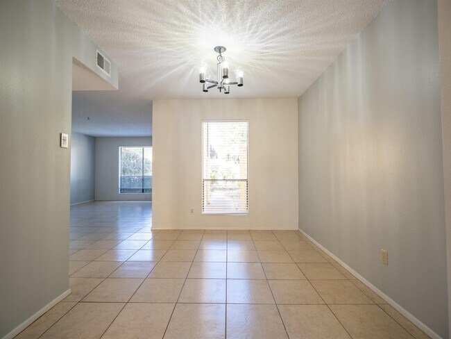 Building Photo - 1209 Hi Stirrup