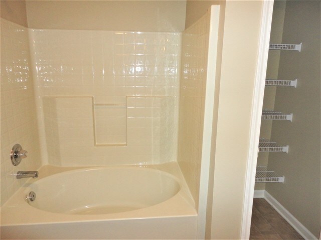 Building Photo - 1740 Brookview Dr