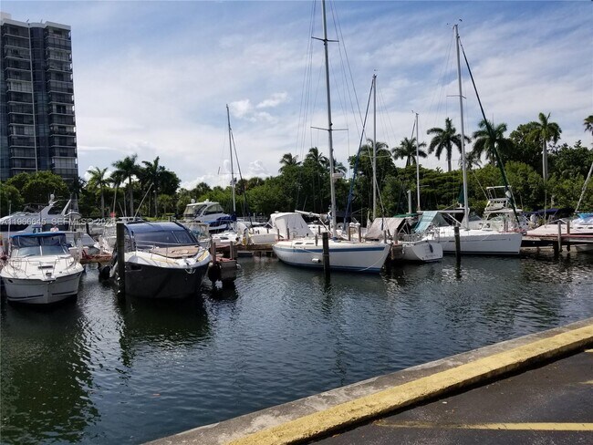 Building Photo - 3401 N Country Club Dr