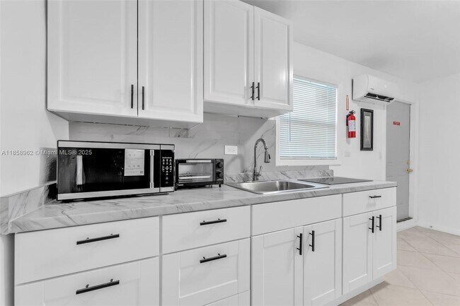 Building Photo - 820 SW 12th Ct