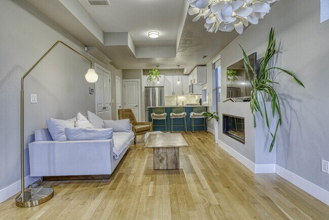 Building Photo - Newer Townhome next to Sloan's!