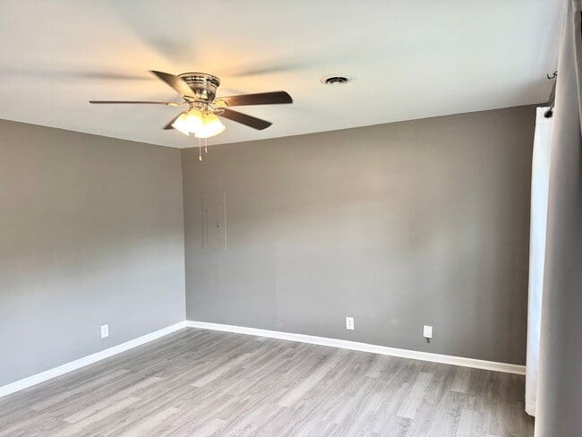 Building Photo - Three Bedroom Close to Ft. Campbell