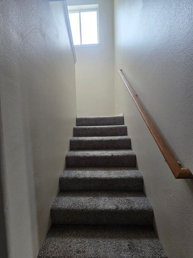 Building Photo - Amazing 4 bed/3 bath home