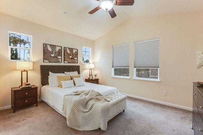 Building Photo - Stunning Top-Floor Condo with Open Layout,...