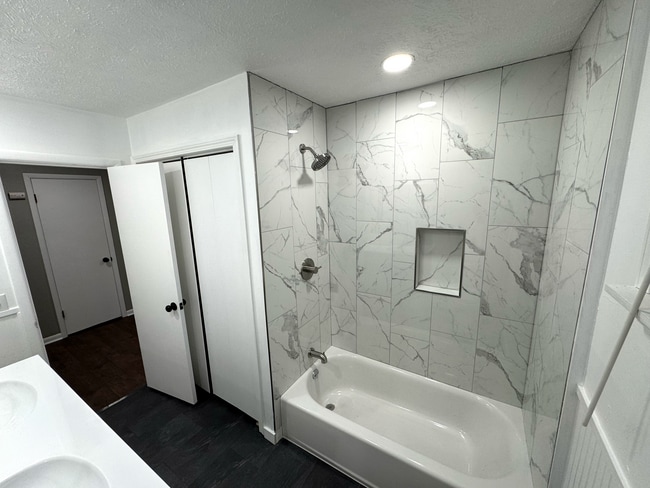 Building Photo - 908 S Crutcher Ave