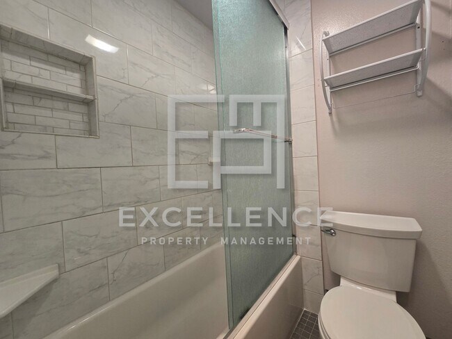 Building Photo - Upper 2/1 With New Carpets, Updated Kitchen and Many Many Many Community Features!