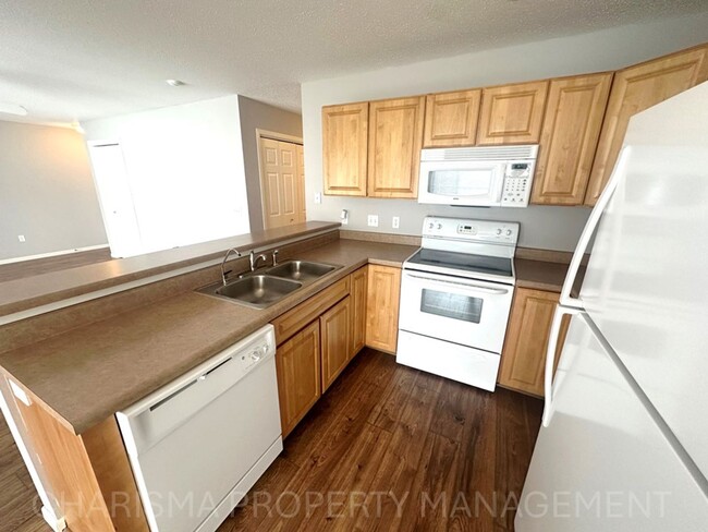 Building Photo - WALK IN LEVEL 2 BD, 1 BA CONDO WITH WOOD F...