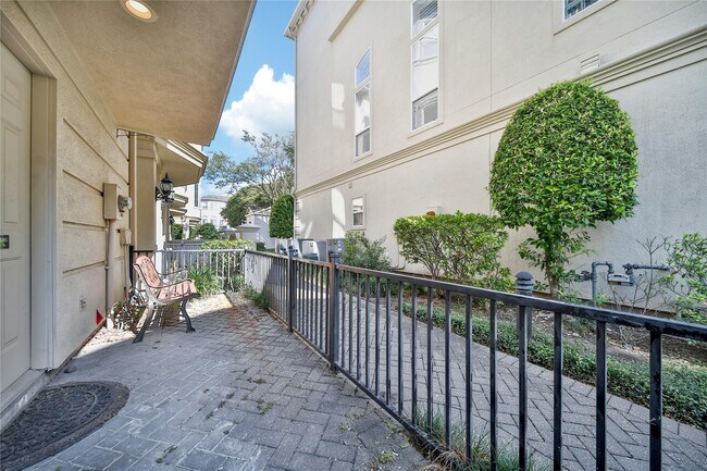 Building Photo - 1515 Hyde Park Blvd