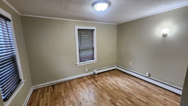 Building Photo - 2 Bedroom, 1 Bathroom with Laundry & Off Street Parking - Available August 1st!