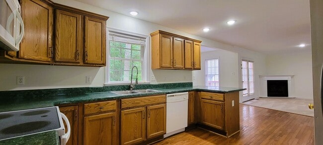 Building Photo - Large traditional colonial in Chester with...