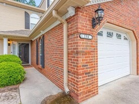 Building Photo - 1701 W Oak Dr