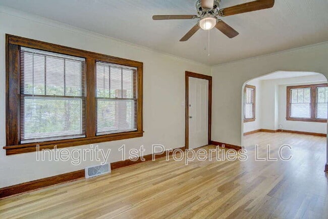 Building Photo - 4226 NE Antioch Rd