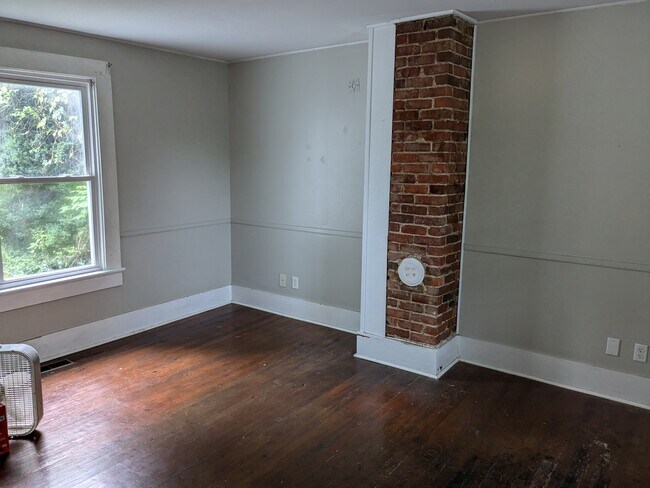 Building Photo - 301 Pendleton St