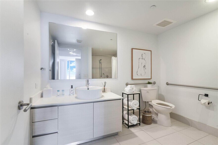 Building Photo - 2602 E Hallandale Beach Blvd