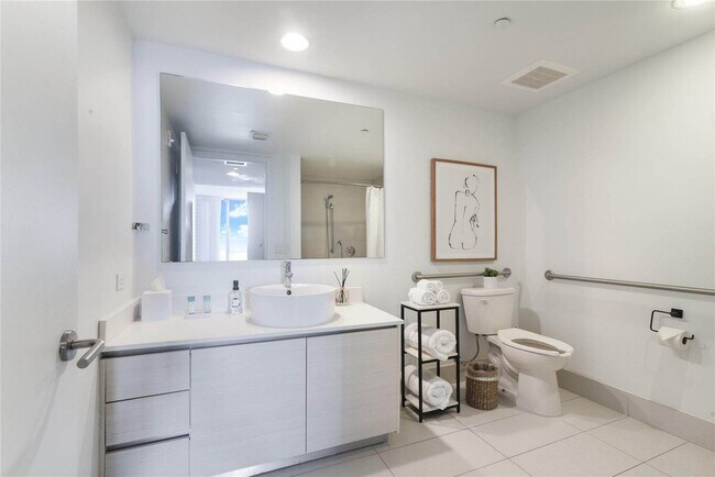 Building Photo - 2602 E Hallandale Beach Blvd