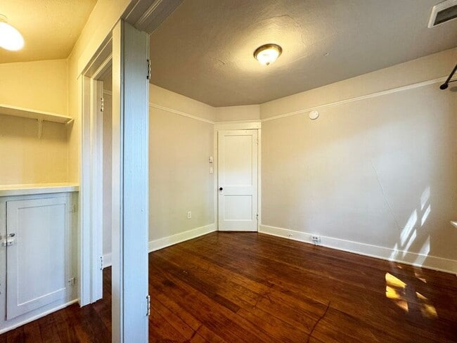 Building Photo - 1100 W 4th Ave