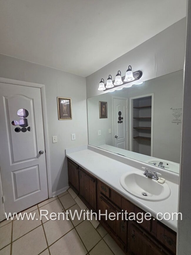 Building Photo - Amazing 3 Bedroom/ 2 Bath Home / Spacious Livingroom /  Flex Room / 1/2 Acre / Fenced Yard / Grea...