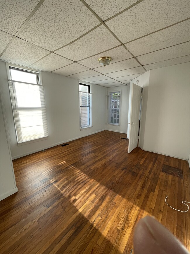 Bedroom - 816 W Ashland Ave