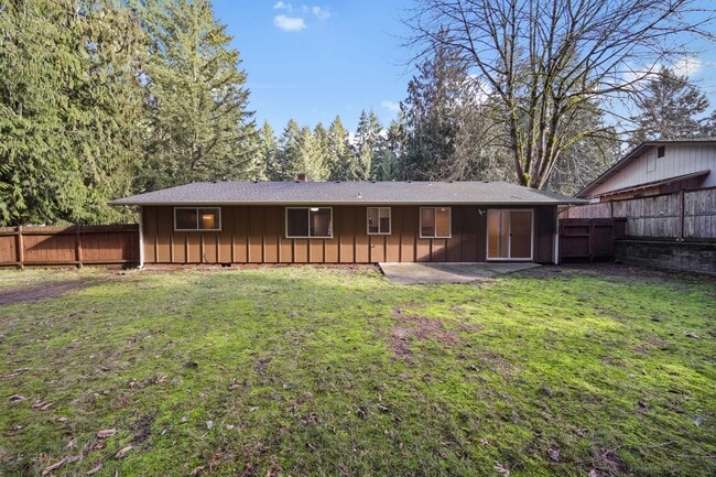 Building Photo - Classic rambler has 3 bedrooms, 1.75 baths, North Thurston School District