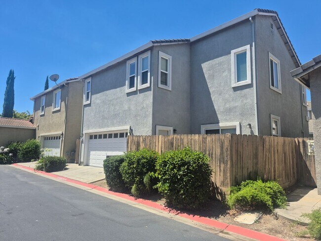 Building Photo - Adorable 3 bedroom 2.5 bath