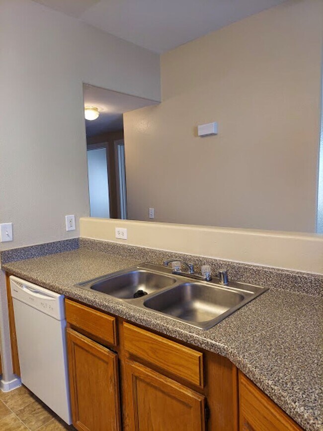 Building Photo - Three bedroom unit on the 2nd floor of gated SE community with pool/spa