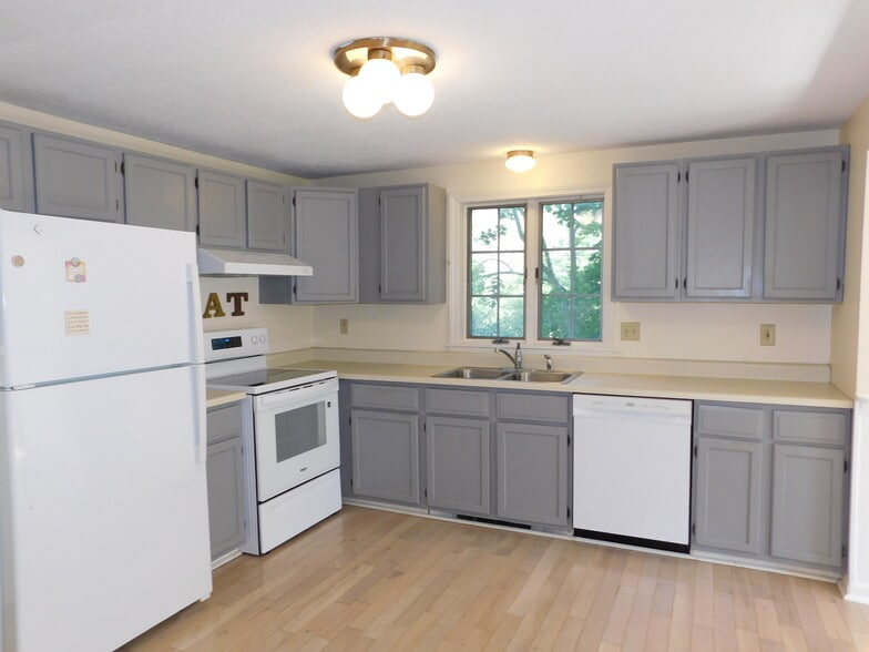 Building Photo - 4 Willow Creek Ln