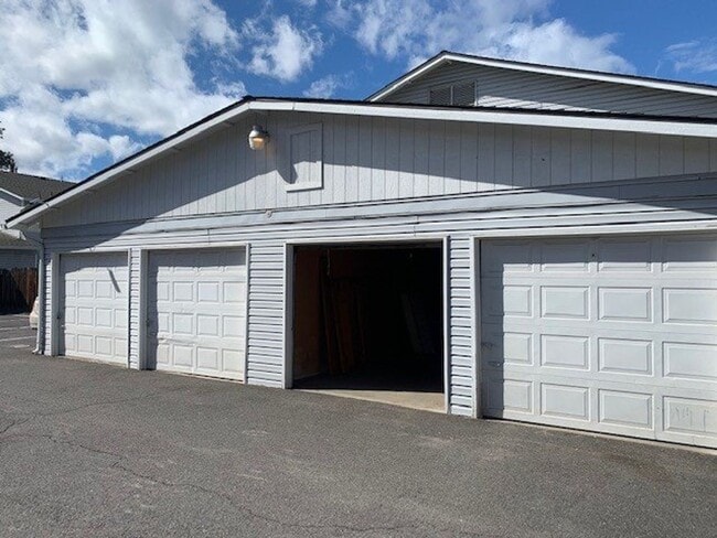 Building Photo - 2 Bed/1 Bath SE Bend Condo with Single Car...