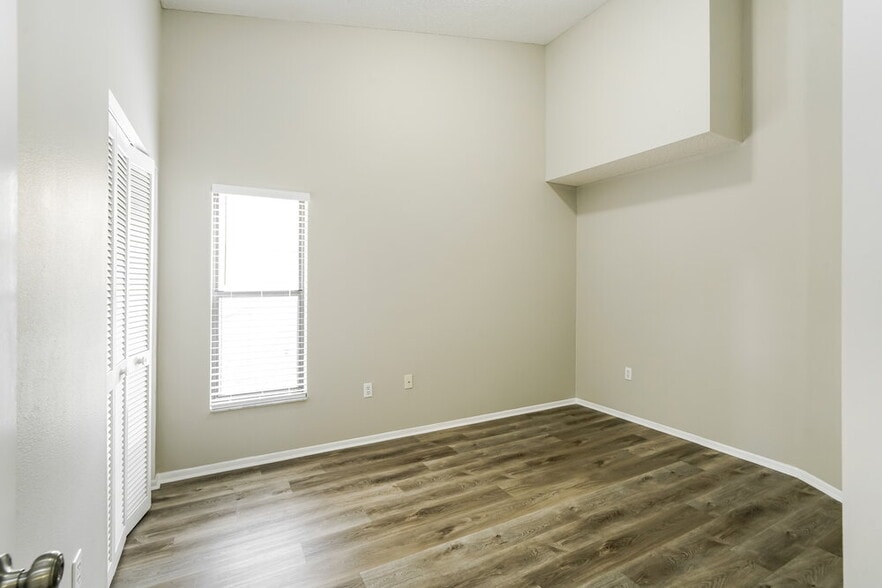 Building Photo - 8046 Hathaway Dr