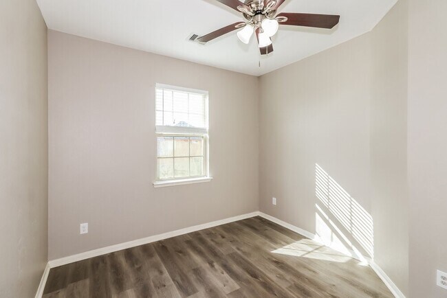 Building Photo - 339 Sea Breeze Dr