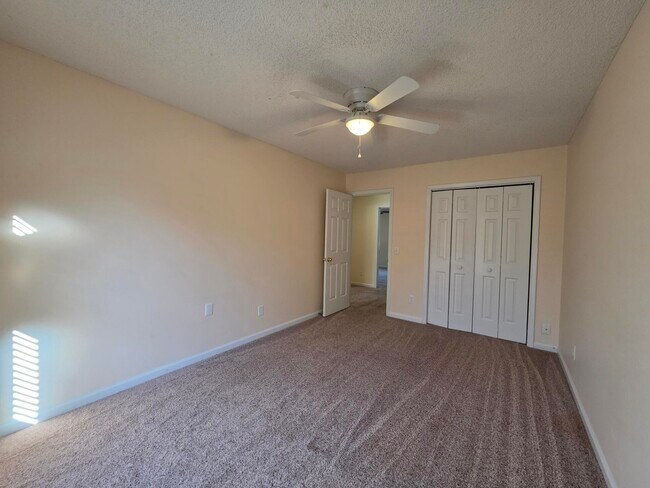 Building Photo - 450 Derek Dr