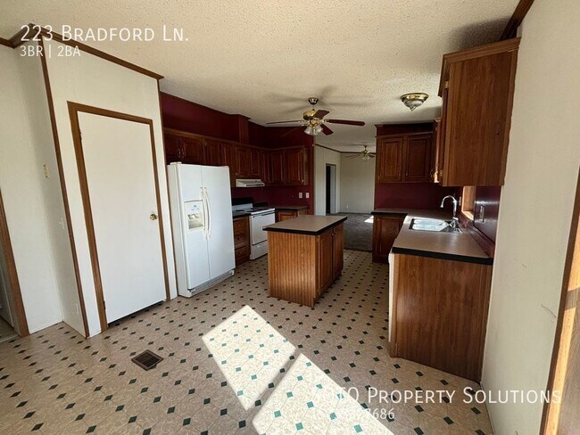 Building Photo - 3BD/2BA Pet-Friendly Home in Oak Ridge