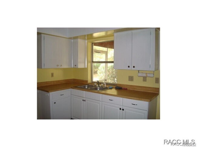 Building Photo - 9081 N Golfview Dr