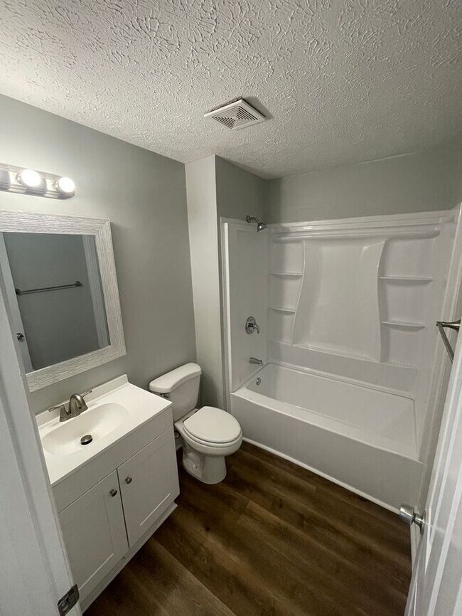Building Photo - Comfortable 4-Bedroom Home in a Convenient...