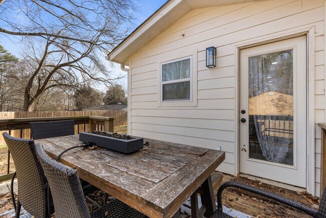 Building Photo - Single Family Home, 2 bed/1 bath $1,350 One-Story